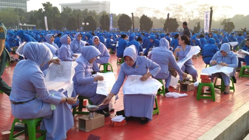5.000 Perempuan Membatik dengan Canting Dapat Rekor MURI di Mabes TNI  - Bagian 1