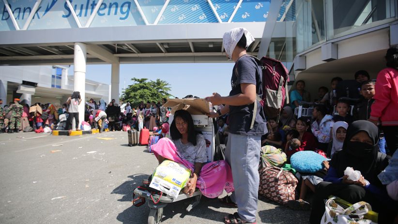 Ribuan Warga Palu Penuhi Bandara Mutiara Sis Al Jufri - Bagian 3