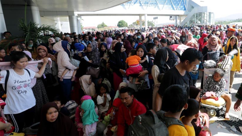 Ribuan Warga Palu Penuhi Bandara Mutiara Sis Al Jufri - Bagian 1