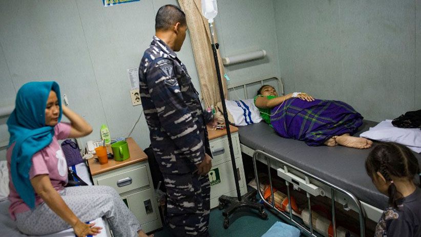 KRI Makassar 590 Evakuasi Korban Gempa Tinggalkan Palu - Bagian 4