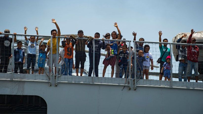 KRI Makassar 590 Evakuasi Korban Gempa Tinggalkan Palu - Bagian 1