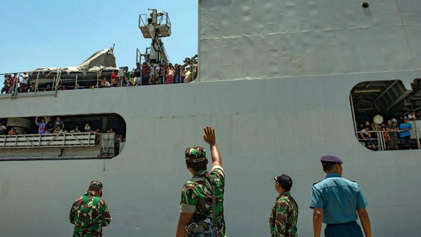 KRI Makassar 590 Evakuasi Korban Gempa Tinggalkan Palu - Bagian 2