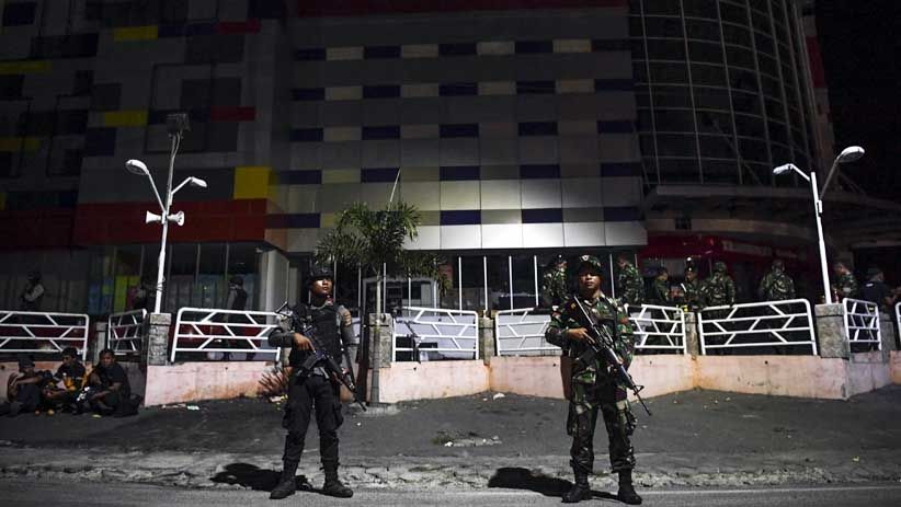 Antisipasi Penjarahan, TNI dan Polri Jaga Pusat Perbelanjaan di Palu - Bagian 1