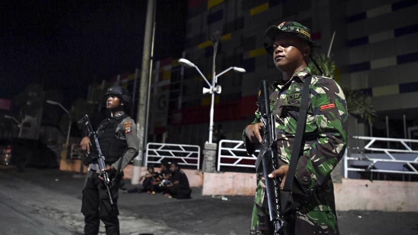 Antisipasi Penjarahan, TNI dan Polri Jaga Pusat Perbelanjaan di Palu - Bagian 3