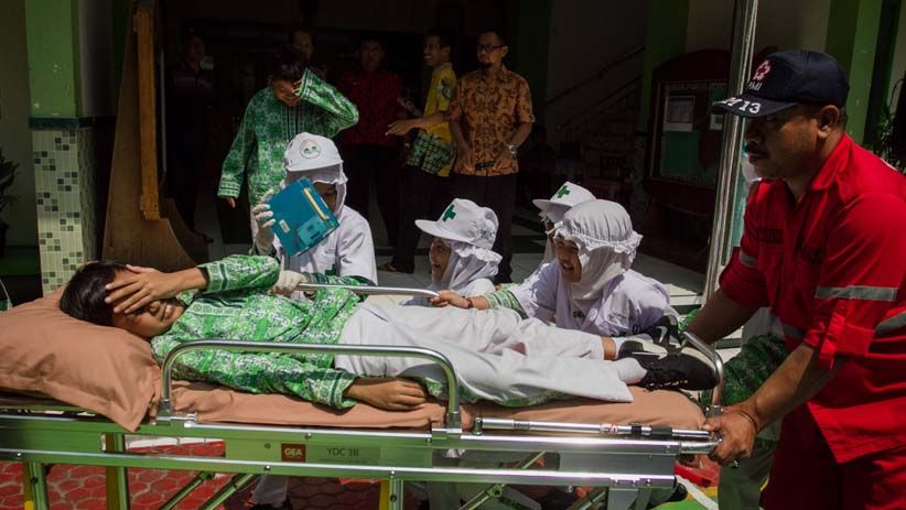 Pelajar SD di Solo Ikut Simulasi Penyelamatan saat Bencana Gempa - Bagian 2