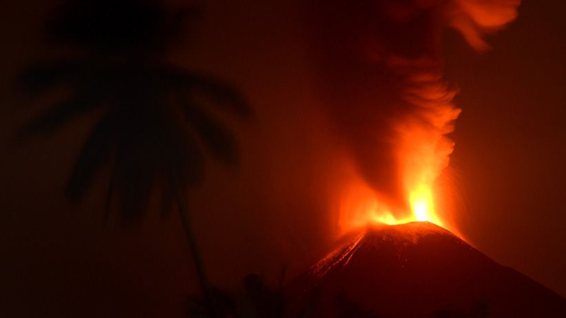 Gunung Soputan Muntahkan Lava Pijar