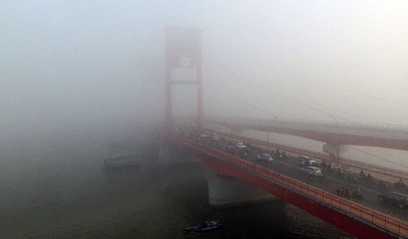 Kabut Asap di Palembang Semakin Parah, Jembatan Ampera Tak Terlihat - Bagian 2
