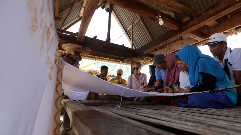 Peserta Wonderful Sail Indonesia 2018 Belajar Membatik Khas Bawean Peserta Wonderful Sail Indonesia 2018 Belajar Membatik Khas Bawean