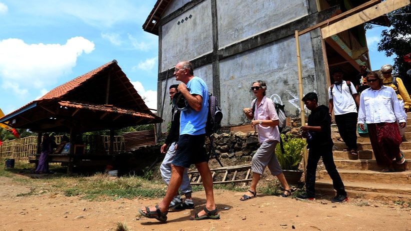 Peserta Wonderful Sail Indonesia 2018 Belajar Membatik Khas Bawean Peserta Wonderful Sail Indonesia 2018 Belajar Membatik Khas Bawean