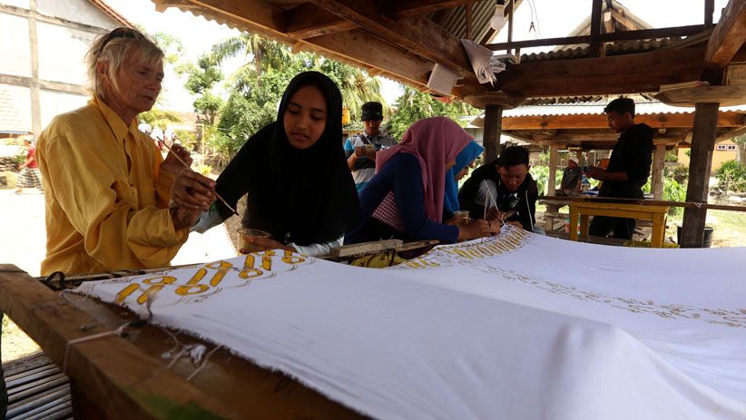 Peserta Wonderful Sail Indonesia 2018 Belajar Membatik Khas Bawean Peserta Wonderful Sail Indonesia 2018 Belajar Membatik Khas Bawean