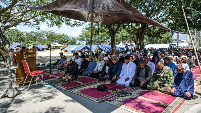 Suasana Haru saat Salat Jumat Pertama Pascagempa di Palu
