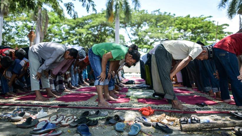 Suasana Haru saat Salat Jumat Pertama Pascagempa di Palu