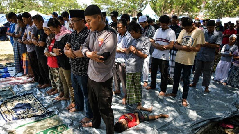 Suasana Haru saat Salat Jumat Pertama Pascagempa di Palu