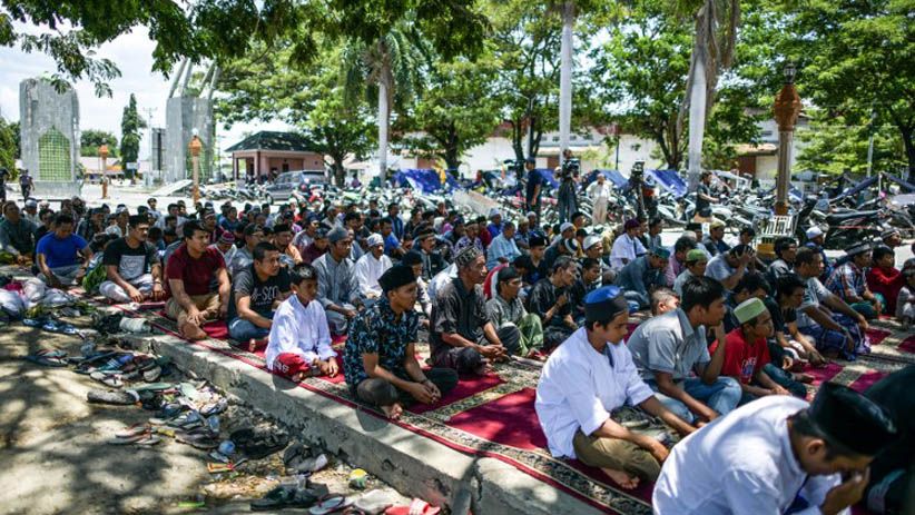 Suasana Haru saat Salat Jumat Pertama Pascagempa di Palu