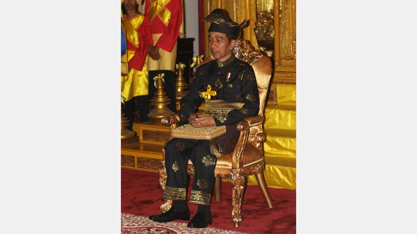 Kesultanan Deli Berikan Gelar Bangsawan Tertinggi kepada Presiden Jokowi Kesultanan Deli Berikan Gelar Bangsawan Tertinggi kepada Presiden Jokowi