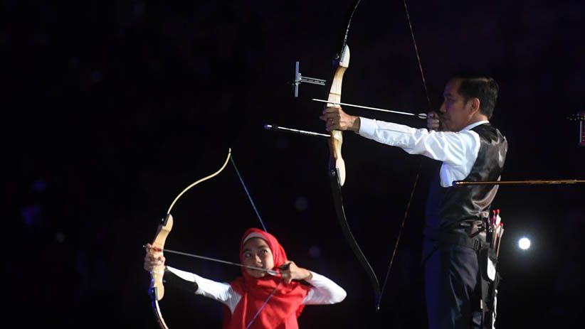 Aksi Presiden Jokowi Memanah saat Pembukaan Asian Para Games 2018 - Bagian 2