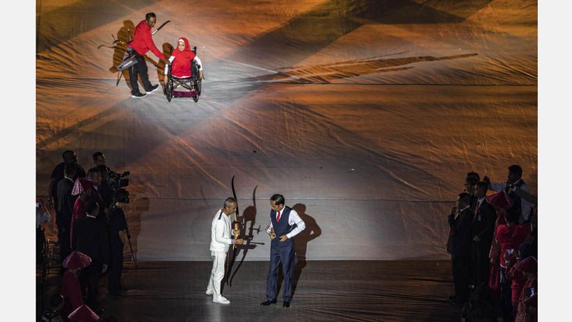 Aksi Presiden Jokowi Memanah saat Pembukaan Asian Para Games 2018 - Bagian 3