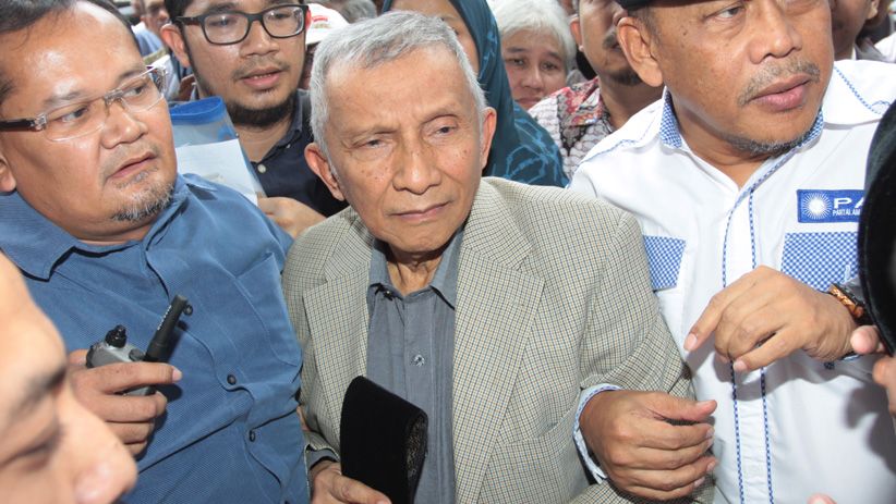 Diperiksa Kasus Hoaks, Amien Rais Dikawal Ratusan Massa - Bagian 4