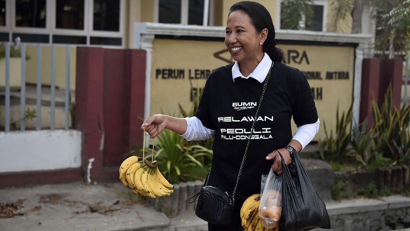 Menteri Rini Soemarno Borong Pisang di Pasar Tradisional Masambo Palu - Bagian 1