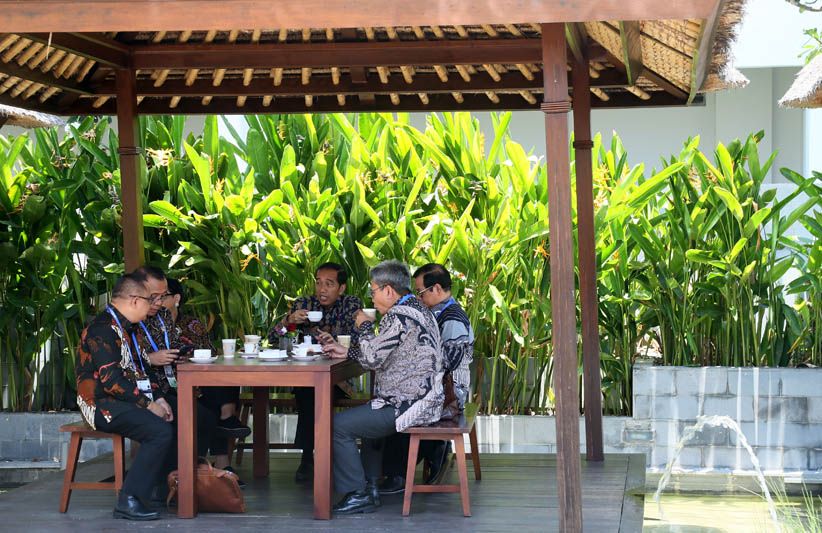 Momen Presiden Jokowi bersama Menteri Kebinet Kerja Ngopi Bareng  - Bagian 4
