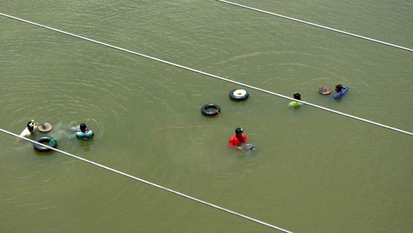 Para Pemburu Perhiasan Emas Mengarungi Sungai Bengawan Solo