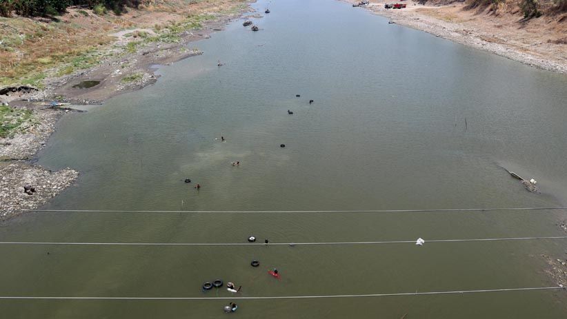 Para Pemburu Perhiasan Emas Mengarungi Sungai Bengawan Solo