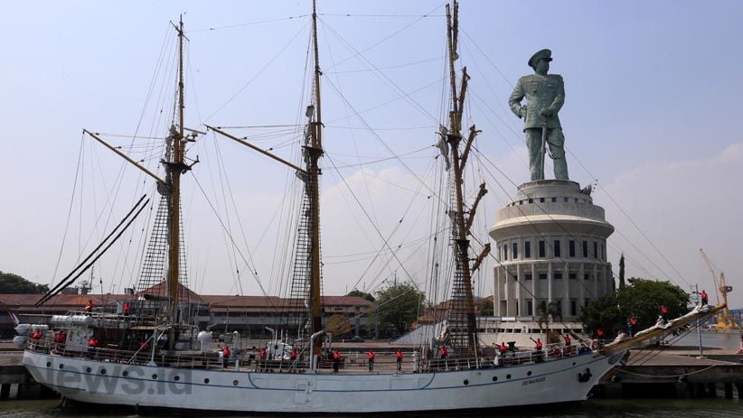 Pangkoarmada II Inspeksi Kapal Perang TNI AL