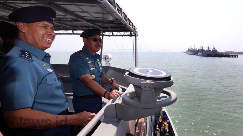 Pangkoarmada II Inspeksi Kapal Perang TNI AL