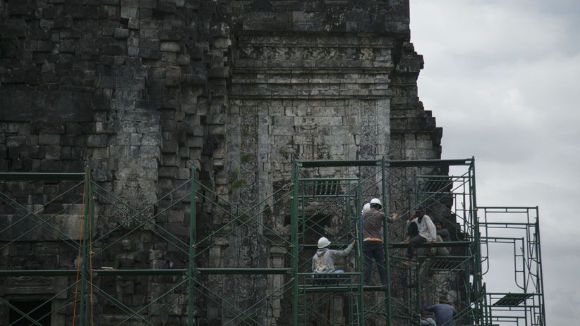 Atap Candi Kalasan Dibongkar BPCB Yogyakarta