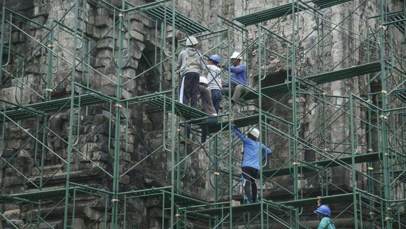 Atap Candi Kalasan Dibongkar BPCB Yogyakarta