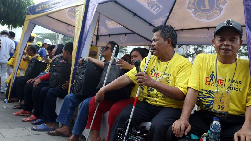 Puluhan Penyandang Tuna Netra Ikut Lomba Menyanyi saat CFD di Jakarta - Bagian 2