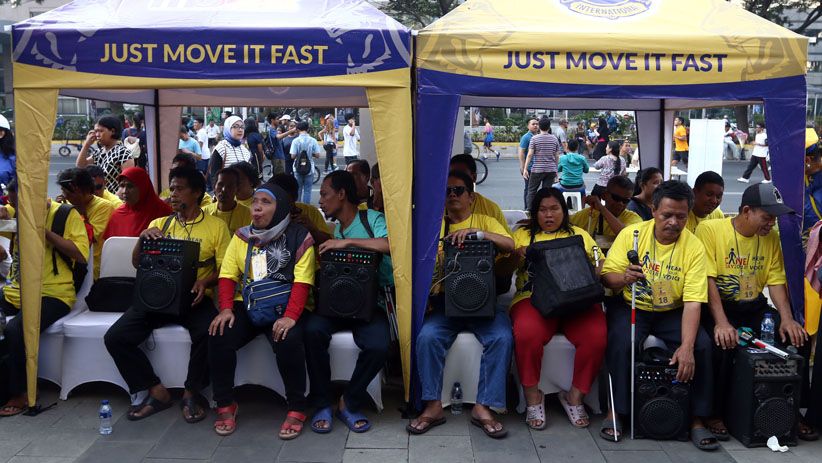 Puluhan Penyandang Tuna Netra Ikut Lomba Menyanyi saat CFD di Jakarta - Bagian 1