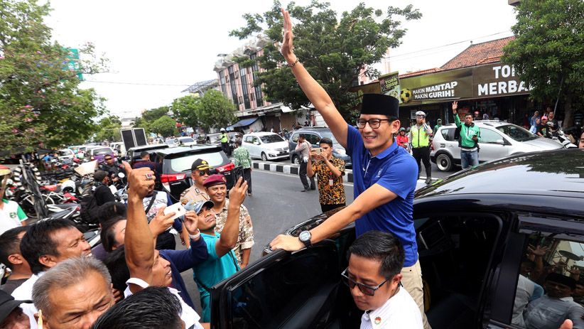 Sandiaga Uno Ziarah ke Makam Musisi Legendaris Gombloh di Surabaya - Bagian 6