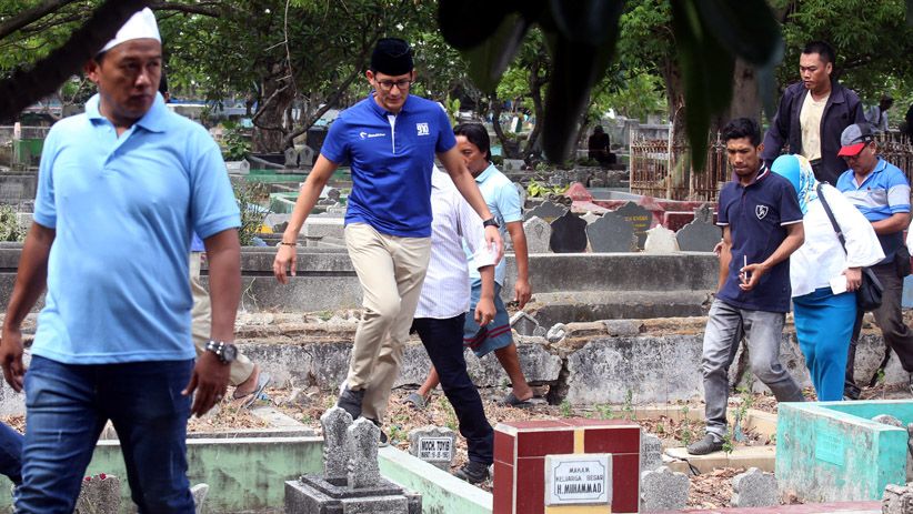 Sandiaga Uno Ziarah ke Makam Musisi Legendaris Gombloh di Surabaya - Bagian 4