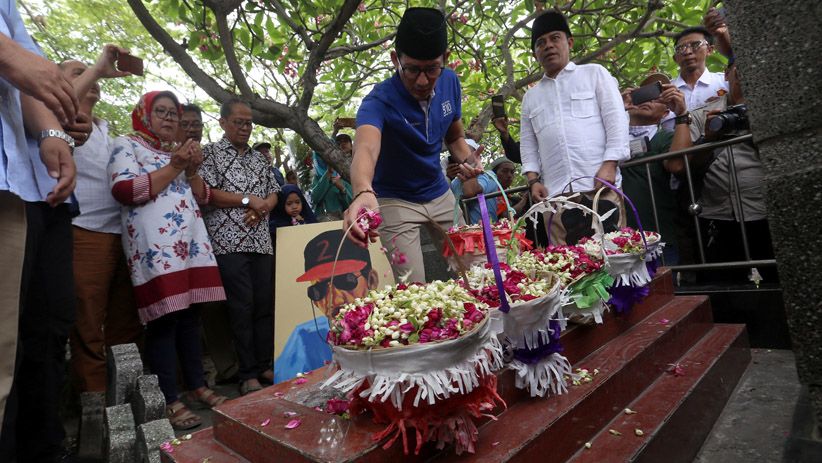 Sandiaga Uno Ziarah ke Makam Musisi Legendaris Gombloh di Surabaya - Bagian 1