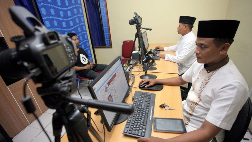 Anggota Polisi Berpakaian ala Santri Melayani Pembuatan SIM