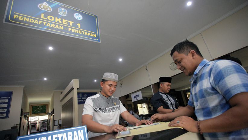 Anggota Polisi Berpakaian ala Santri Melayani Pembuatan SIM - Bagian 2