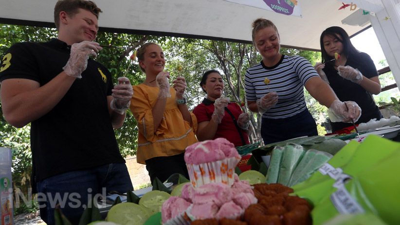 Mahasiswa Asing Belajar Membuat Kue Jajanan Tradisional