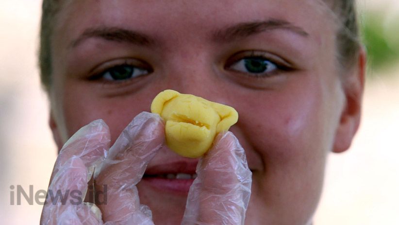 Mahasiswa Asing Belajar Membuat Kue Jajanan Tradisional