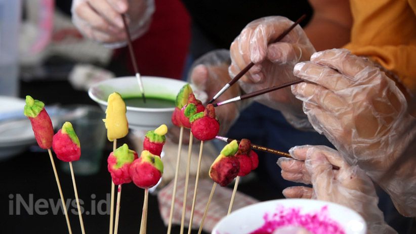 Mahasiswa Asing Belajar Membuat Kue Jajanan Tradisional