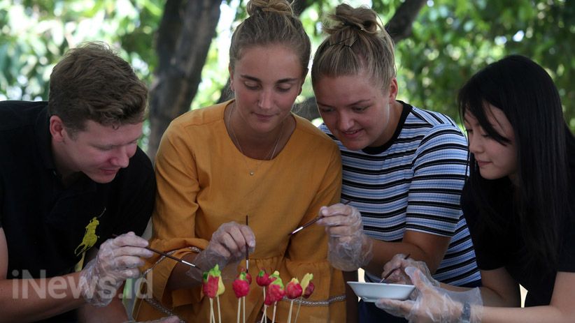Mahasiswa Asing Belajar Membuat Kue Jajanan Tradisional - Bagian 2