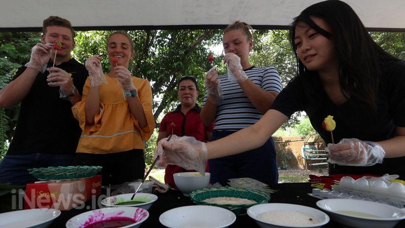 Mahasiswa Asing Belajar Membuat Kue Jajanan Tradisional
