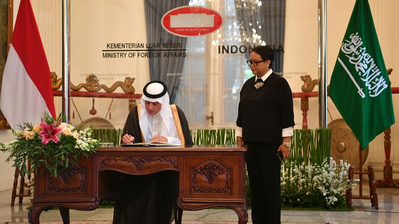Pose Menteri Retno Sebelum Bertemu Menlu Arab Saudi Adel al-Jubeir - Bagian 3