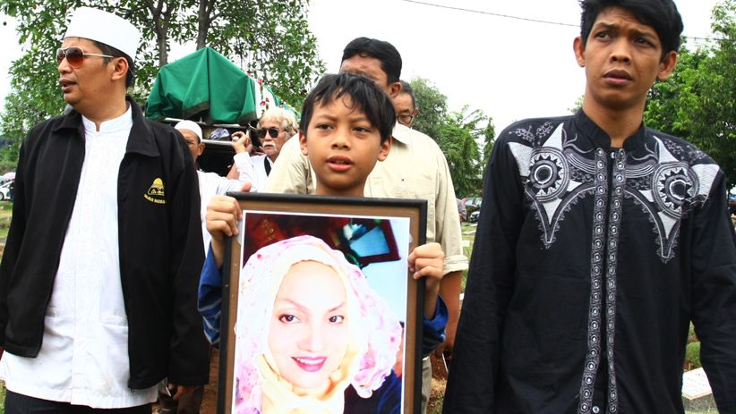 Ratusan Kerabat Iringi Pemakaman Titi Qadarsih - Bagian 2