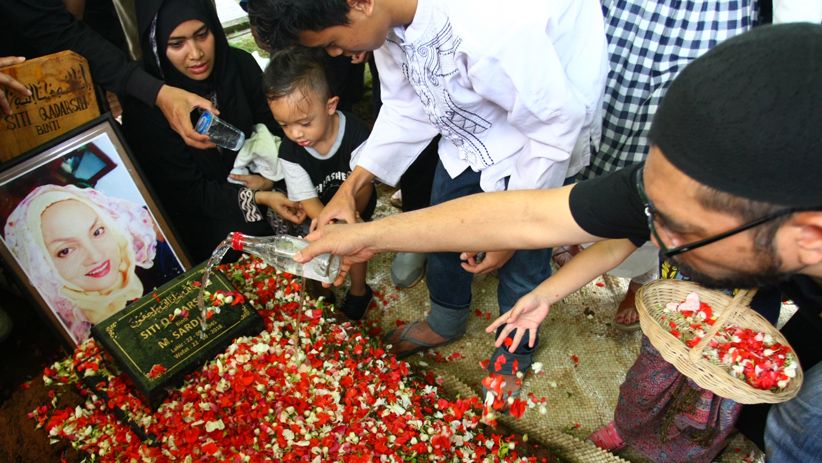 Ratusan Kerabat Iringi Pemakaman Titi Qadarsih - Bagian 1