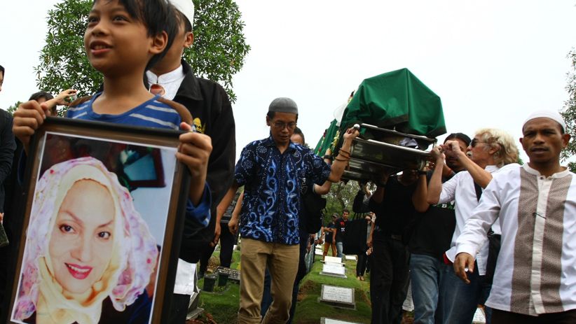 Ratusan Kerabat Iringi Pemakaman Titi Qadarsih - Bagian 3