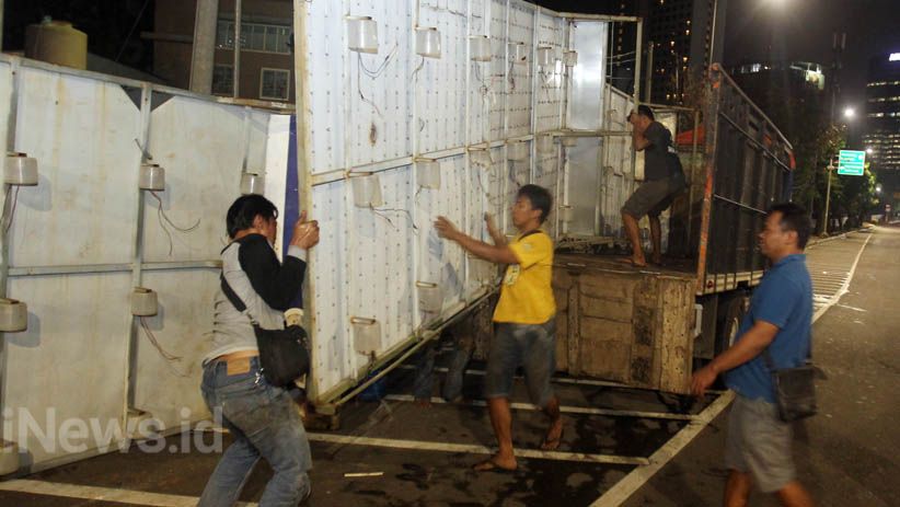 Papan Reklame Tak Berizin di Jalan Rasuna Said Dibongkar  - Bagian 4