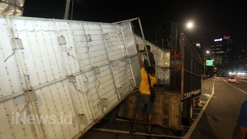 Papan Reklame Tak Berizin di Jalan Rasuna Said Dibongkar  - Bagian 3