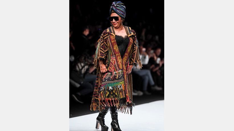 Begini Gaya Menteri Susi Pudjiastuti Jadi Peragawati di JFW - Bagian 3