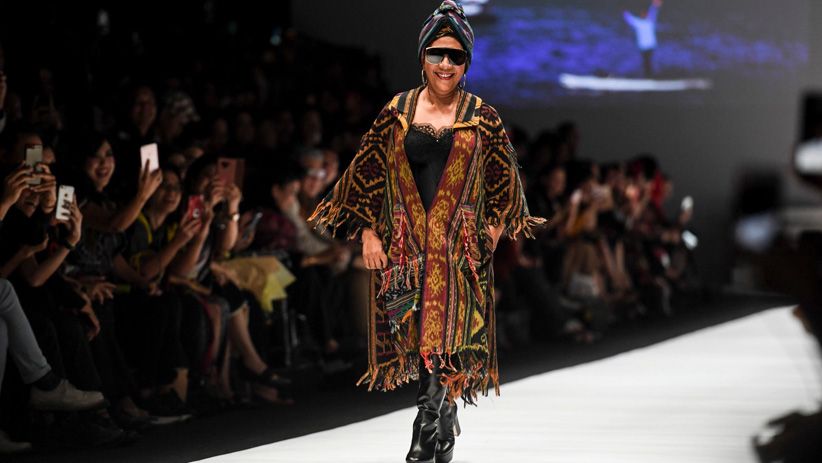 Begini Gaya Menteri Susi Pudjiastuti Jadi Peragawati di JFW - Bagian 1